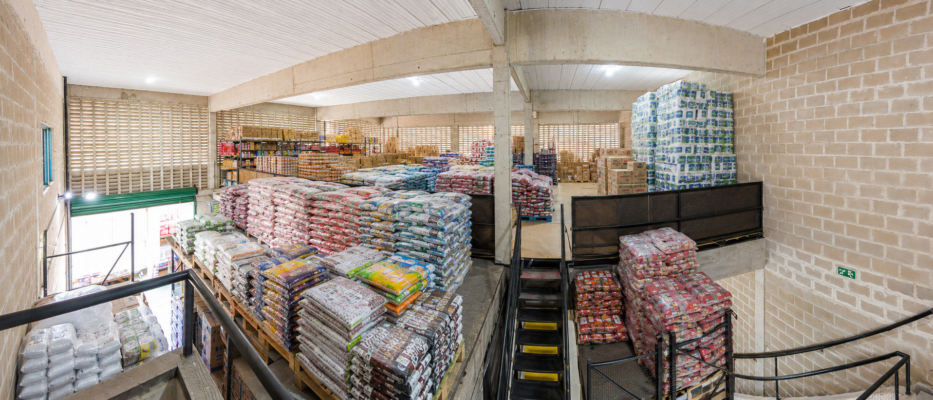 Área interna de estoque com grande volume de produtos armazenados